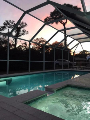 The Manasota Beach House private Pool & Jacuzzi close to the beaches PET FRIENDLY